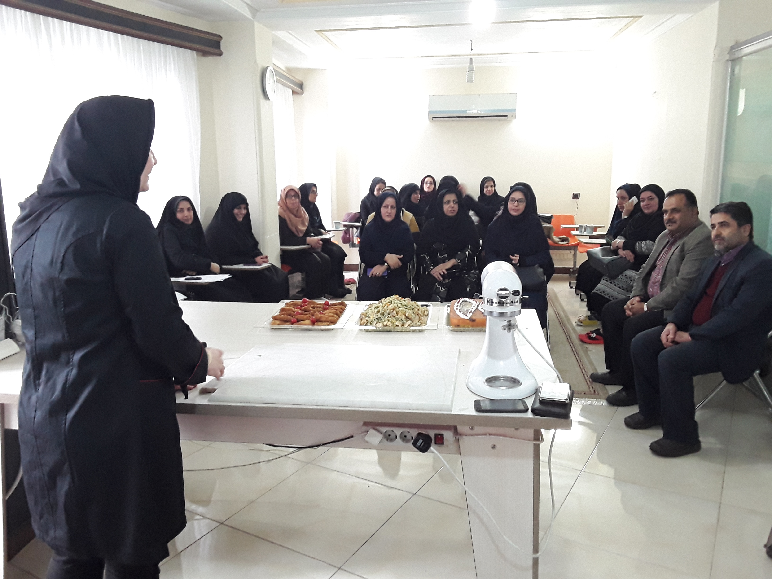 برگزاری دوره آموزشی طبخ آبزیان درشهرستان آمل به مناسبت دهه مبارک فجر